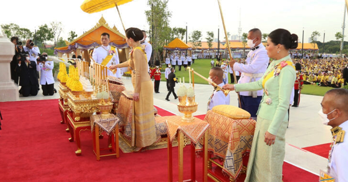 ในหลวง พระราชินี เสด็จฯ ทรงวางพวงมาลาถวายราชสักการะ วันนวมินทรมหาราช 2566