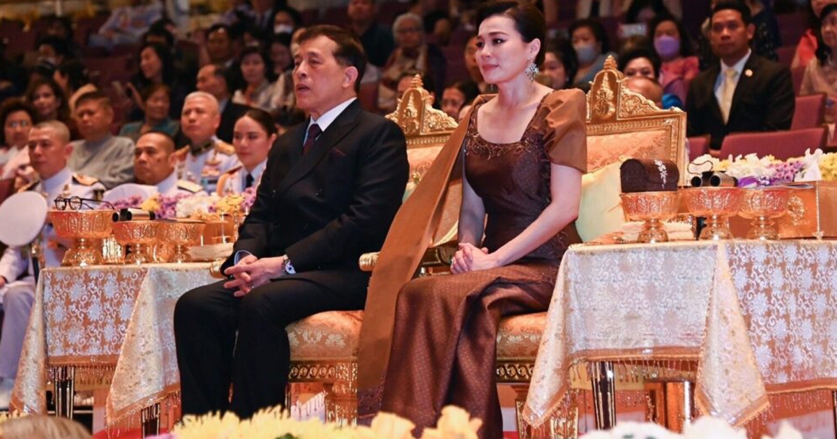 ในหลวง พระราชินี เสด็จฯ ไปทอดพระเนตรการแสดงละครนอก เรื่อง สังข์ทอง