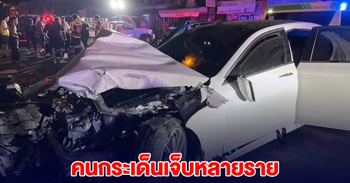 ด่วน! กระบะ ชนกับรถเก๋ง สี่แยกไฟแดง คนกระเด็นเจ็บหลายราย