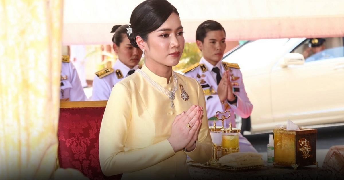 ในหลวง โปรดเกล้าฯให้ พล.ต.หญิง คุณหญิงชยุตรา วชิรพัทธโสภา เป็นผู้แทนพระองค์ ไปในพิธียกช่อฟ้าหอสวดมนต์เฉลิมพระเกียรติฯ