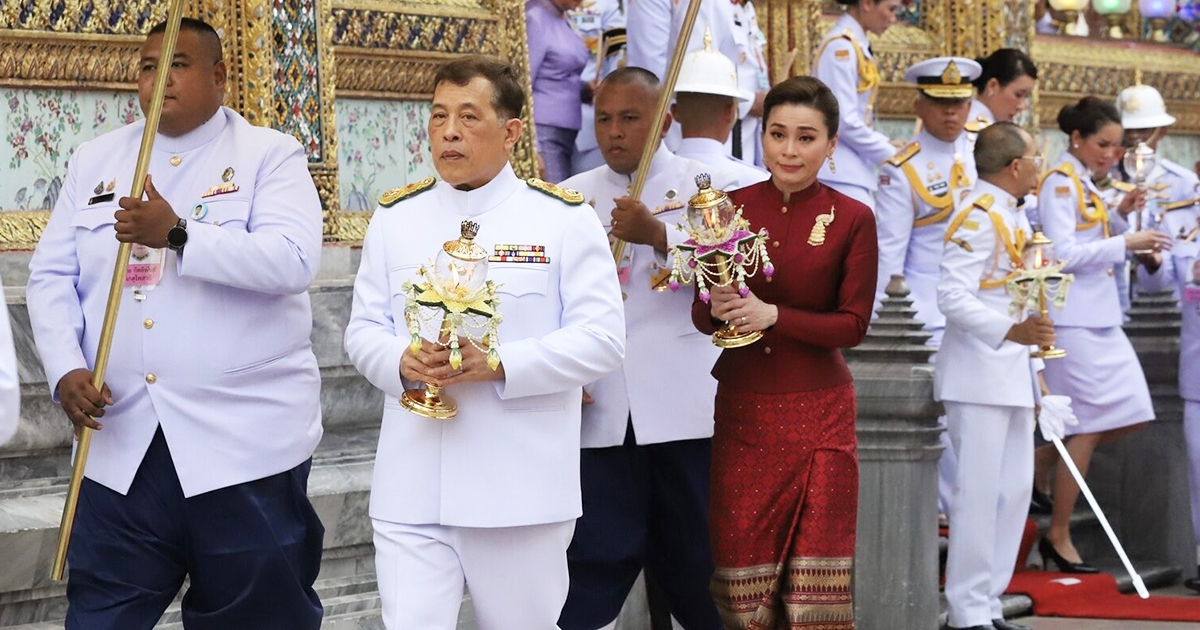 ในหลวง พระราชินี ทรงเวียนเทียนบำเพ็ญพระราชกุศล เนื่องในวันวิสาขบูชา