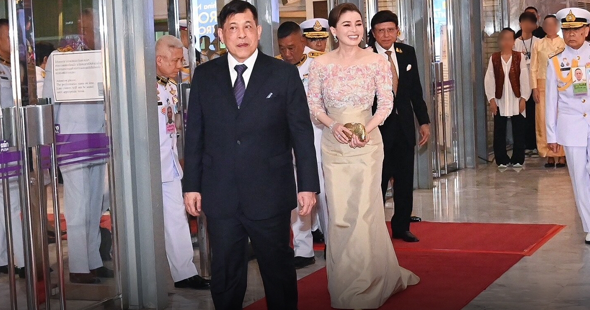 ในหลวง พระราชินี เสด็จฯ ไปทอดพระเนตร การแสดงกายกรรมจากประเทศจีน