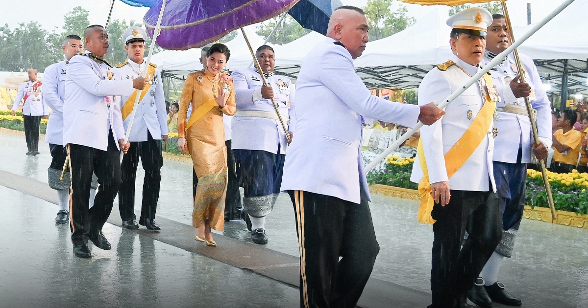 ในหลวง พระราชินี เสด็จฯ ไปทรงวางพวงมาลาถวายราชสักการะ พระบรมราชานุสาวรีย์ รัชกาลที่ 9