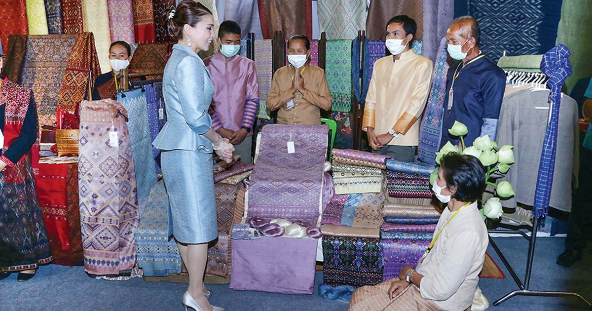 พระราชินี ทรงเสด็จเยี่ยมหน่วยแพทย์ ทอดพระเนตรสินค้าโอท็อป