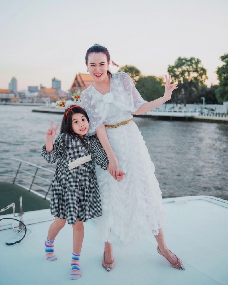 น้องมายู ลูกสาว หนุ่ม กรรชัย - เมย์ เฟื่องอารมย์ โตเป็นสาว เหมือนแม่มาก