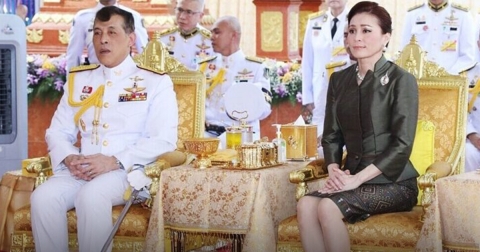 ในหลวง พระราชินี พระราชทานเงิน แก่ผอ.รพ.พนมดงรัก เพื่อก่อสร้างอาคารที่เสียหาย จากเหตุปะทะไทย-กัมพูชา