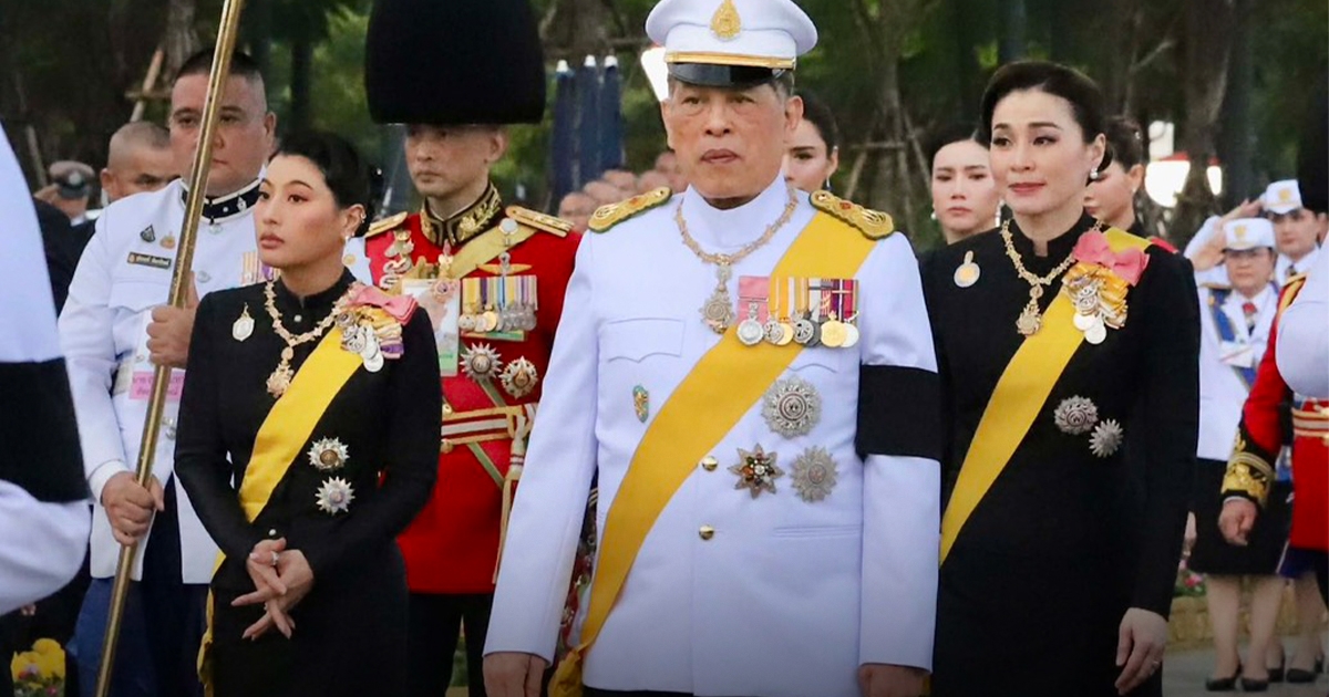 ในหลวง พระราชินี ทรงวางพุ่มดอกไม้ ถวายราชสักการะพระบรมราชานุสาวรีย์ ร.9