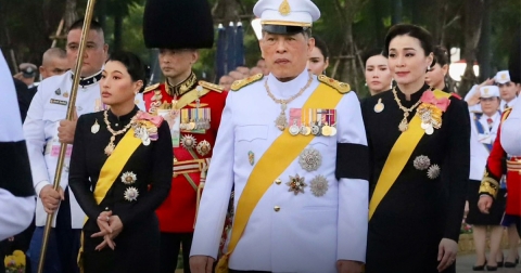 ในหลวง พระราชินี ทรงวางพุ่มดอกไม้ ถวายราชสักการะพระบรมราชานุสาวรีย์ ร.9